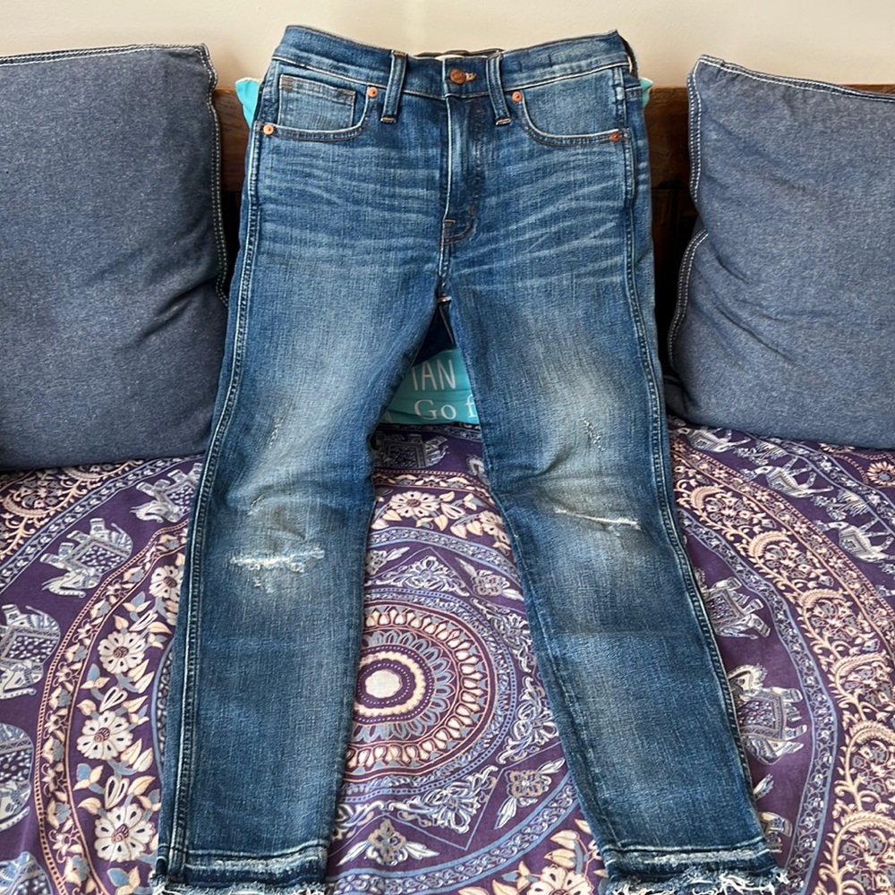 Madewell 9” High Rise 28” Jeans . Medium blue.